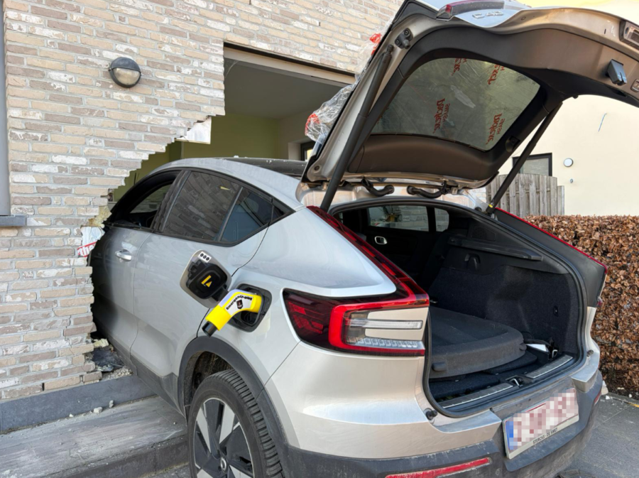 Man rijdt met wagen door gevel van woning