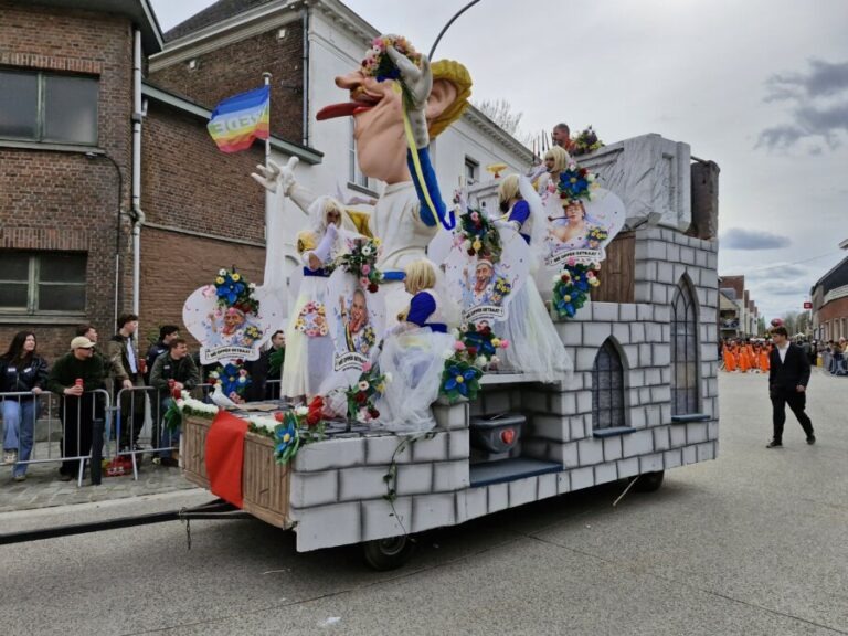 Massa volk voor Opwijk Carnaval. Okv De Lapsjaars zijn de grote winnaars. (foto special)