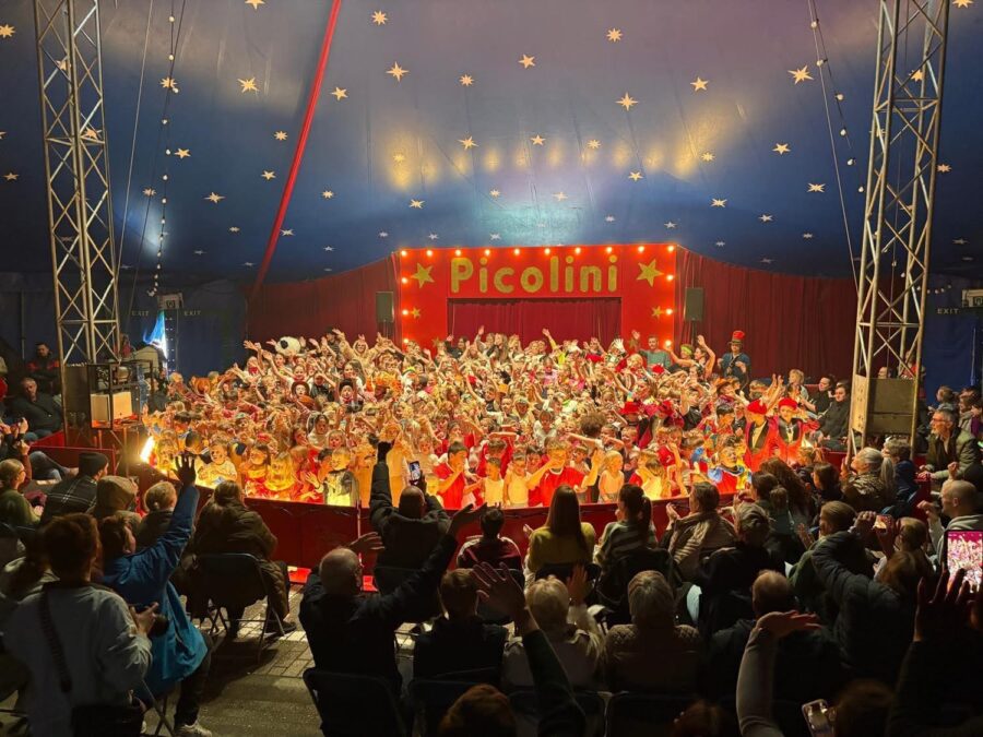 Bomvolle tent voor Circus Picolini bij Ten Bos