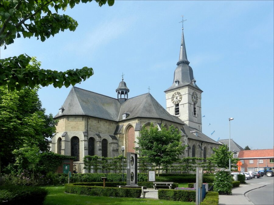 BEAKING NEWS: Man van 54 overleden op het kerkplein van Merchtem. Precieze omstandigheden worden verder onderzocht.