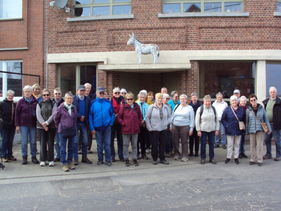 Pasar Merchtem wandelde naar en bezocht Kodiel in Peizegem