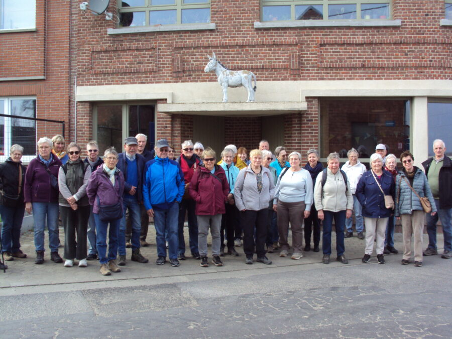 Pasar Merchtem wandelde naar en bezocht Kodiel in Peizegem