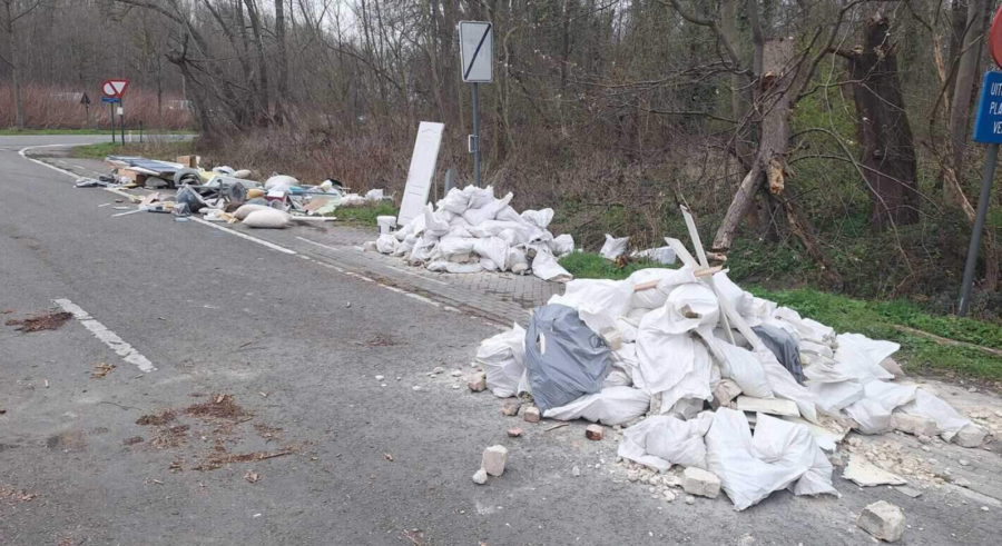Opnieuw sluikstort langs A12: daders dumpen bouwafval vlak bij eerdere plek