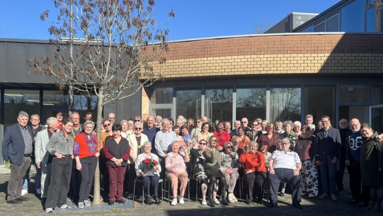 Vrijwilligers in de bloemetjes gezet bij OPcura W.V.