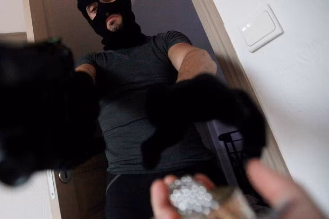 Echtpaar uit Mollem geweldadig beroofd tijdens home jacking.