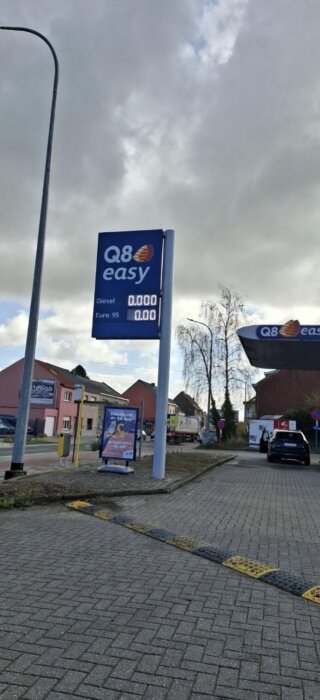 Lange file aan Q8 tankstation. Door technische storing kan je er gratis tanken.
